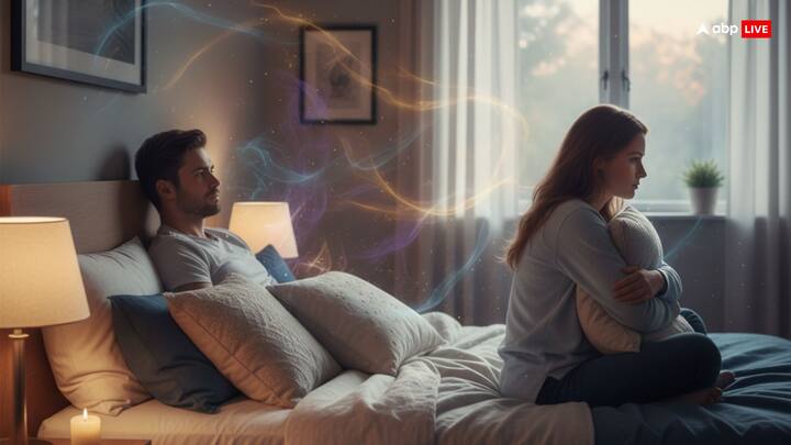 हर इंसान चाहता है कि उसकी शादीशुदा ज़िंदगी हमेशा खुशियों, समझदारी और प्यार से भरी हो. मगर कभी के बार सब चीजें ठीक होने के बाद भी रिश्ते में अजीब सी दूरियां आने लगती हैं. इसका कारण केवल मतभेद नहीं, बल्कि घर की ऊर्जा यानी वास्तु दोष भी हो सकता है. जब घर में पॉजिटिव एनर्जी बनी रहती है, तो रिश्तों में प्यार और मिठास अपने आप बढ़ता है. वहीं नकारात्मक ऊर्जा हो तो वे गुस्सा और तनाव का कारण बनता है.