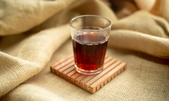 रूइबोस टी जिसे रेड बुश टी भी कहा जाता है. यह कैफीन फ्री और एंटीऑक्सीडेंट से भरपूर होती है. इसमें मौजूद एस्पालाथिन और नोटोफैगिन जैसे कंपाउंड ऑक्सीडेटिव स्ट्रेस को कम करते हैं और कोलेस्ट्रॉल को घटाने में मदद करते हैं. एक रिसर्च में पाया गया है कि रोजाना 200 से 1200 मिलीलीटर रूइबोस टी पीने से शरीर के लिपिड प्रोफाइल और ब्लड शुगर लेवल में सुधार होता है.