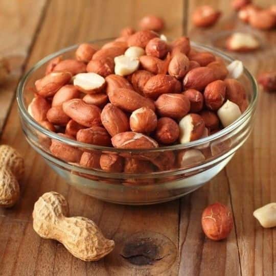 शाकाहारी लोकांसाठी शेंगदाणा हा उत्कृष्ट प्रोटीनचा स्रोत आहे आणि हे मसल्स वाढवण्यास देखील मदत करतं.