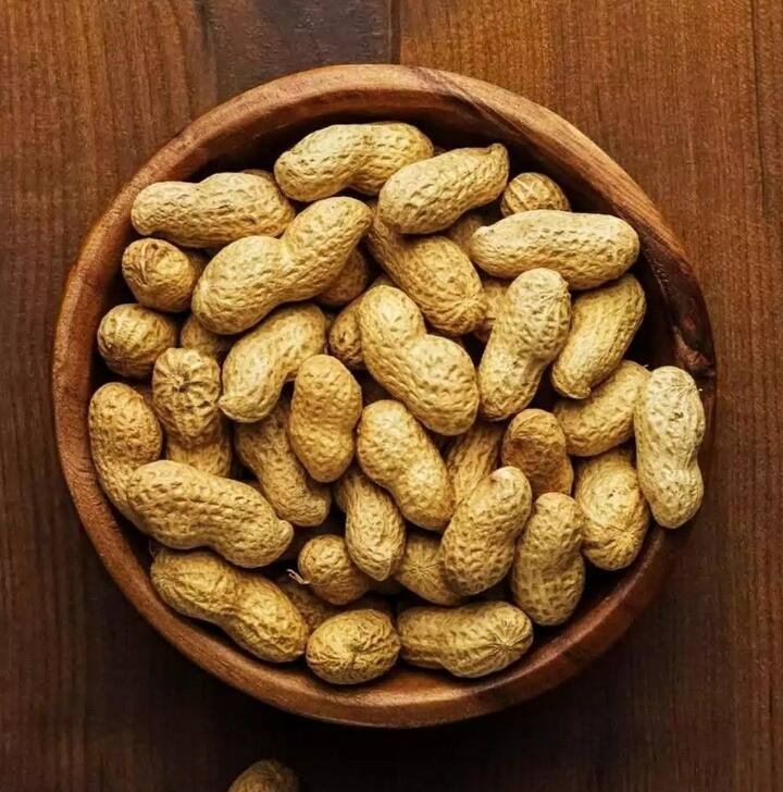 शेंगदाण्यामुळे मेटाबॉलिझम सक्रिय राहतो, ज्यामुळे शरीरातील चरबी कमी होण्यास मदत होते.