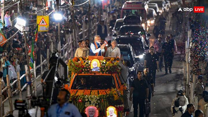 पीएम मोदी के रोड शो के दौरान उनकी एक झलक देखने के लिए पूरा शहर सड़कों पर उमड़ पड़ा. पीएम मोदी का यह रोड शो दिनकर गोलंबर से प्रारंभ हुआ है, जो गांधी मैदान के निकट उद्योग भवन तक जाएगा. इस दौरान वे नाला रोड, ठाकुरबाड़ी, बारी पथ और बाकरगंज होकर गुजरेंगे और इस दौरान वे पटना के सभी NDA प्रत्याशियों के लिए जनता से समर्थन मांगेंगे.