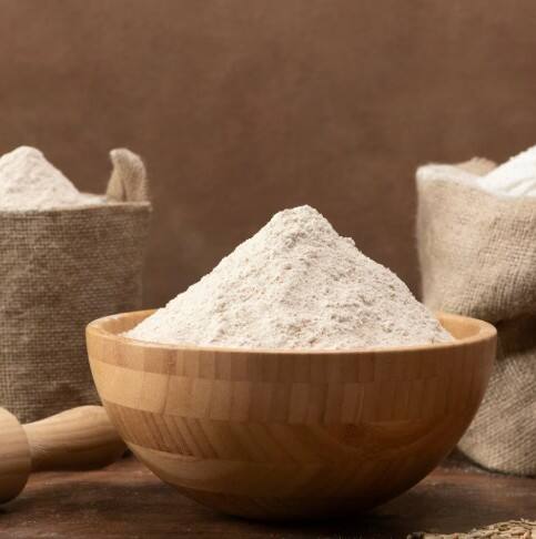 ਅੱਜਕੱਲ੍ਹ ਸਾਡੇ ਖਾਣੇ 'ਚ ਮੈਦਾ (Refined Flour) ਦਾ ਵਰਤੋਂ ਬਹੁਤ ਆਮ ਹੋ ਗਿਆ ਹੈ। ਬੱਚਿਆਂ ਤੋਂ ਬਜ਼ੁਰਗਾਂ ਤੱਕ ਹਰ ਕੋਈ ਪਿਜ਼ਾ, ਬਰਗਰ, ਬ੍ਰੈਡ ਅਤੇ ਬਿਸਕੁਟ ਦੇ ਰੂਪ 'ਚ ਮੈਦਾ ਖਾਂਦਾ ਹੈ। ਹੈਲਥ ਮਾਹਿਰਾਂ ਮੁਤਾਬਕ, ਮੈਦਾ ਦਾ ਵੱਧ ਸੇਵਨ ਸਰੀਰ ਲਈ ਖ਼ਤਰਨਾਕ ਬਿਮਾਰੀਆਂ ਦਾ ਕਾਰਣ ਬਣ ਸਕਦਾ ਹੈ।