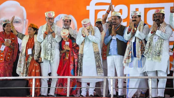 अमित शाह ने कहा, ‘‘राहुल बाबा, मैं आपको चुनौती देता हूं कि आप देश भर में जितनी चाहें उतनी घुसपैठिया रैलियां आयोजित करें, लेकिन राजग यहां से प्रत्येक घुसपैठिए को बाहर निकाल देगा.’’ मिथिलांचल क्षेत्र को 500 करोड़ रुपये की लागत से वैश्विक ज्ञान केंद्र के रूप में विकसित किया जाएगा, जबकि सीतामढ़ी-अयोध्या राम-जानकी पथ का निर्माण 550 करोड़ रुपये की लागत से किया जाएगा. इसके अलावा, अयोध्या-सीतामढ़ी रेलखंड के दोहरीकरण पर 5,000 करोड़ रुपये खर्च किए जाएंगे.