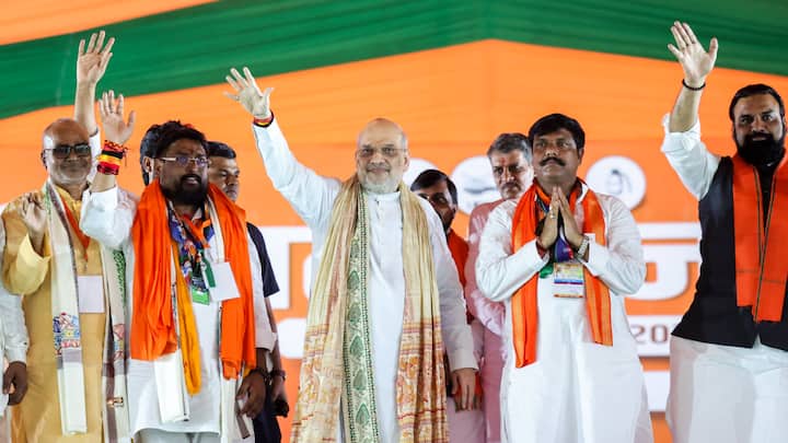 अमित शाह ने कहा, ‘‘सम्राट चंद्रगुप्त मौर्य के समय से लेकर प्रधानमंत्री नरेंद्र मोदी के काल तक गंडक, कोसी और गंगा नदियों ने बिहार में बाढ़ से तबाही मचाई है. राजग की सरकार बनने पर राज्य को बाढ़मुक्त बनाने के लिए एक आयोग का गठन किया जाएगा.’’ केंद्रीय गृह मंत्री ने कहा ‘‘कोसी नदी के जल का उपयोग कर मिथिलांचल क्षेत्र की 50,000 हेक्टेयर भूमि की सिंचाई की जाएगी.’’उन्होंने कहा कि मिथिला-कोसी क्षेत्र में बाढ़ को रोकने के लिए 11,000 करोड़ रुपये की परियोजनाएं चल रही हैं.