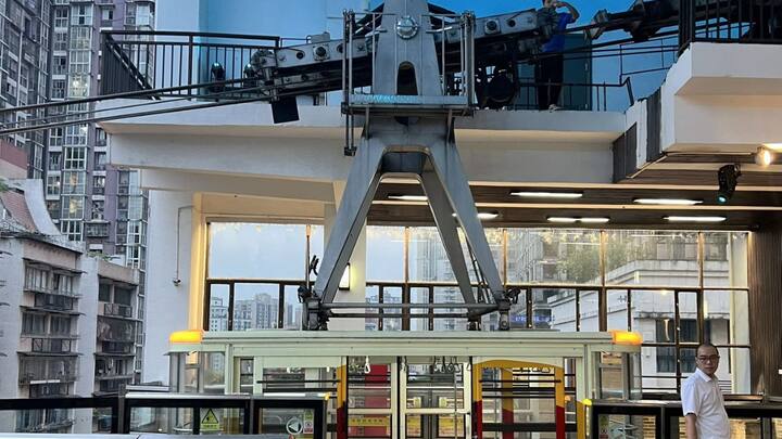 टेक्नोलॉजी की बात करें तो चोंगकिंग चीन के सबसे स्मार्ट शहरों में से एक है. यहां की स्मार्ट ट्रैफिक सिस्टम, फेस रिकग्निशन कैमरे, एआई बेस्ड ट्रैफिक कंट्रोल और हाई-स्पीड 5G नेटवर्क इसे दुनिया से सालों आगे खड़ा करते हैं. यहां हर ट्रैफिक लाइट और कैमरा आपस में जुड़ा हुआ है, जो ट्रैफिक को बिना पुलिस की मौजूदगी के भी कंट्रोल कर लेता है.