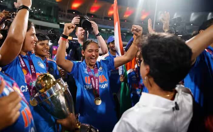 ભારતની કેપ્ટન હરમનપ્રીત કૌરે ટીમ ઈન્ડિયાની અનુભવી ખેલાડીઓને ટ્રોફી સોંપી, જેમણે એક સમયે ભારત માટે વર્લ્ડ કપ જીતવાનું સ્વપ્ન જોયું હતું.