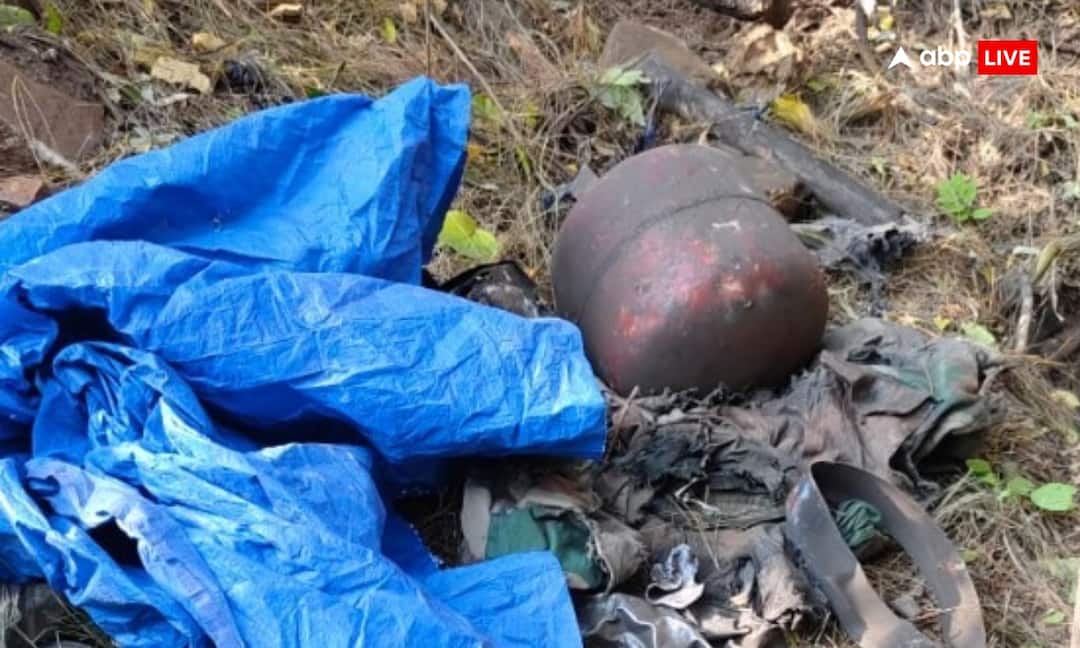 jammu Kashmir kulgam joint operation two terrorist hideouts busted in forest area कुलगाम में सुरक्षाबलों की बड़ी कार्रवाई, जंगलों में दो आतंकवादी ठिकाने तबाह, गैस सिलेंडर और कपड़े बरामद