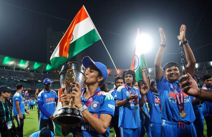 भारतीय टीम ने पूरे मैदान में घूम-घूमकर नवी मुंबई के डॉ. डीवाई पाटिल स्टेडियम में टीम को सपोर्ट करने आए फैंस का शुक्रिया कहा.