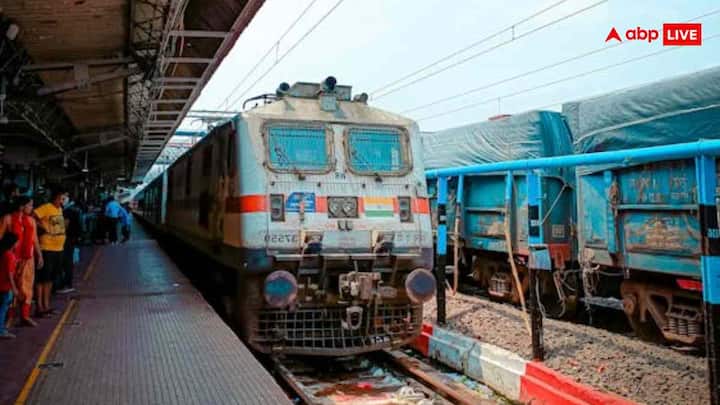 Indian Railway Refund Rules: खासकर सर्दियों में कोहरे, बारिश या अन्य मौसम की खराबियों की वजह से ट्रेन अक्सर अपने तय समय से देर से चलती है. ऐसे में यात्रियों को काफी परेशानी होती है.