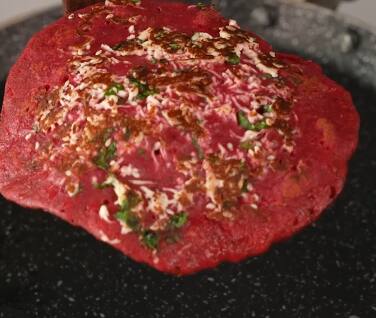 तवा गरम करून थोडं तेल लावा. त्यावर एक चमचा मिश्रण पसरवा आणि दोन्ही बाजूंनी सोनेरी व कुरकुरीत होईपर्यंत शिजवा.