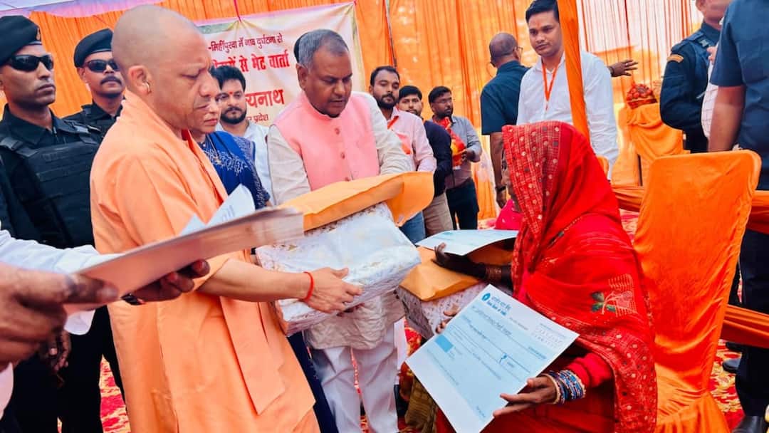 CM योगी ने बहराइच में नाव हादसे से प्रभावित परिवारों से की मुलाकात, बोले- सरकार हर कदम पर साथ CM Yogi Adityanath met the families affected by the boat accident in Bahraich CM योगी ने बहराइच में नाव हादसे से प्रभावित परिवारों से की मुलाकात, बोले- सरकार हर कदम पर साथ