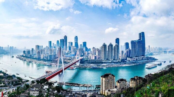 चोंगकिंग न सिर्फ टेक्नोलॉजी बल्कि आर्किटेक्चर के मामले में भी दुनिया के सबसे जटिल शहरों में गिना जाता है. यहां कई ऐसी बिल्डिंग्स हैं जो एक पहाड़ी से शुरू होकर दूसरी पहाड़ी तक फैली हैं. शहर की बसें, ट्रेनें और केबल कार्स सब मिलकर इसे एक 8-डायमेंशनल शहर बनाते हैं.