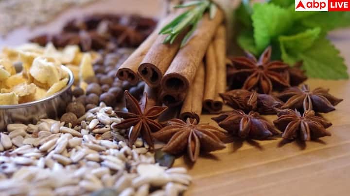 लौंग में मौजूद तत्व बलगम को ढीला करने और गले को आराम देने में मदद करते हैं. यह सर्दी, खांसी और गले की खराश में राहत देती है. साथ ही लौंग त्वचा और हड्डियों के लिए भी फायदेमंद है. यह मुंहासों को कम करती है, त्वचा में चमक लाती है और मैंगनीज की वजह से हड्डियों को मजबूत बनाती है.