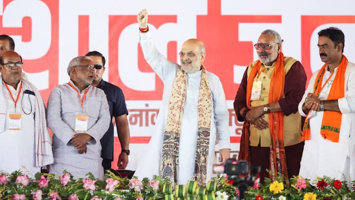 अमित शाह ने कहा ‘‘पटना, दरभंगा, पूर्णिया और भागलपुर के हवाई अड्डों को अंतरराष्ट्रीय मानकों के अनुरूप विकसित किया जाएगा और बिहार के हर जिले में एक मेडिकल कॉलेज स्थापित किया जाएगा.’’उन्होंने आरोप लगाया, ‘‘लालू प्रसाद के शासनकाल में घोटालों की भरमार थी, जबकि बिहार के विकास की गारंटी केवल नीतीश कुमार और नरेन्द्र मोदी की जोड़ी ही दे सकती है.’’