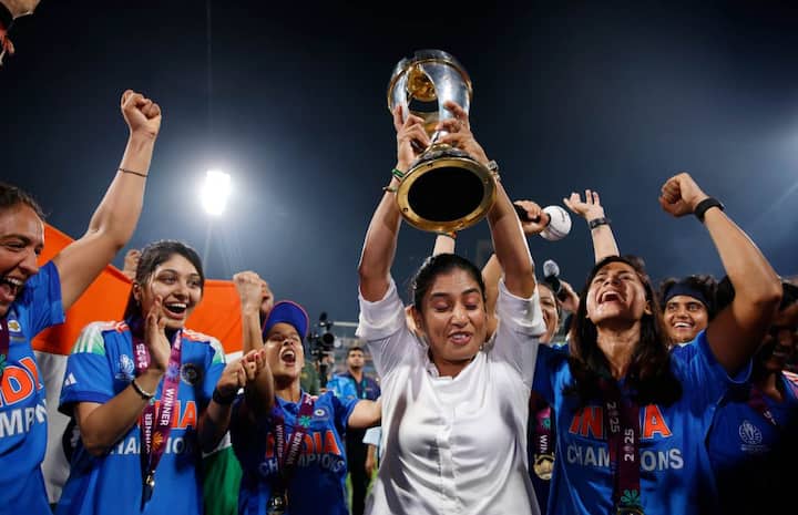 वर्ल्ड कप ट्रॉफी लेकर टीम इंडिया, भारत की पूर्व क्रिकेटर मिताली राज के पास पहुंची. टीम ने मिताली राज के हाथ में ट्रॉफी दी. मिताली ने ट्रॉफी को हाथ में लेकर सेलिब्रेट किया.