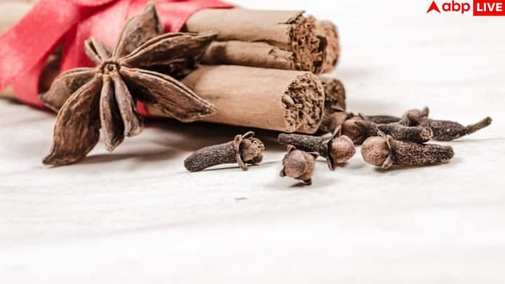 रोजाना एक लौंग चबाने से दिल की सेहत भी सुधरती है. यह खराब कोलेस्ट्रॉल को घटाती है, अच्छे कोलेस्ट्रॉल को बढ़ाती है और ब्लड सर्कुलेशन को बेहतर बनाती है. इससे ब्लड प्रेशर संतुलित रहता है और हार्ट हेल्दी बना रहता है.