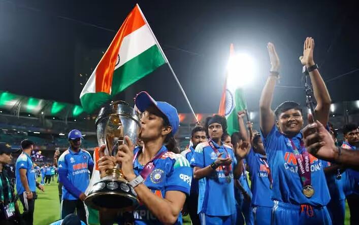 નવી મુંબઈના ડૉ. ડીવાય પાટિલ સ્ટેડિયમમાં ભારતીય ટીમ મેદાનમાં ફરતી થઈ અને ટીમને ટેકો આપવા આવેલા ચાહકોનો આભાર માન્યો હતો.