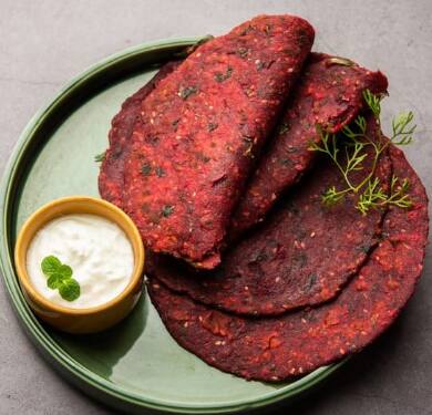 बीटरूट ही रंगीत आणि पौष्टिक भाजी आहे. त्यात लोह, फायबर आणि इतर पोषक घटक असतात जे शरीराला ऊर्जा देतात आणि तुम्हाला दिवसभर ताजेतवाने ठेवतात.