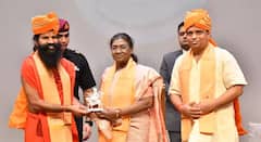 पतंजली विद्यापीठाच्या दीक्षांत समारंभात राष्ट्रपती द्रौपदी मुर्मूंच्या हस्ते विद्यार्थ्यांना पदवी प्रदान; रामदेव म्हणाले, आमचे विद्यार्थी रोजगार घेणारे नव्हे देणारे