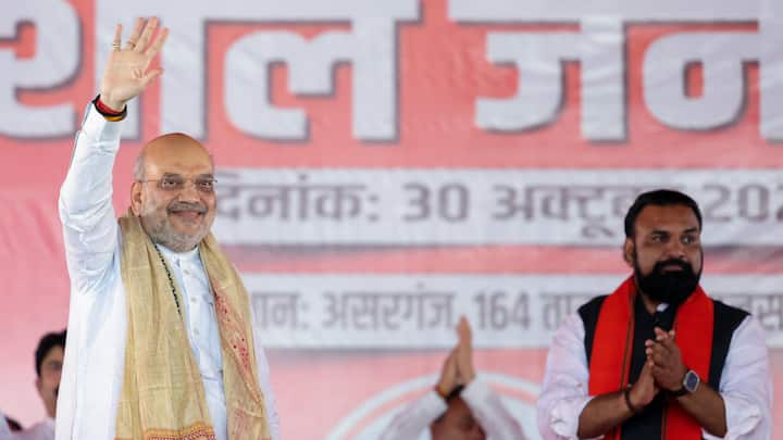 अमित शाह  ने शिवहर, सीतामढ़ी और मधुबनी में चुनावी सभाओं को संबोधित किया. उन्होंने विश्वास जताया कि 14 नवंबर को जब चुनाव परिणाम घोषित होंगे. उस दिन दोपहर एक बजे तक राष्ट्रीय जनता दल (राजद)-कांग्रेस गठबंधन का सफाया हो जाएगा और बिहार में दोबारा राजग की सरकार बनेगी.