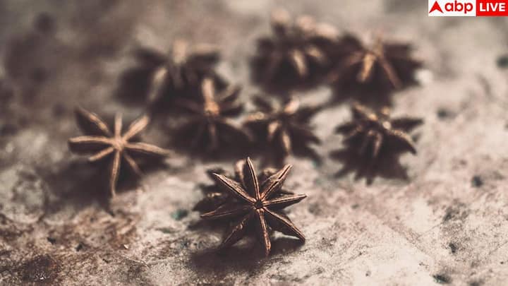 मुंह की सेहत के लिए लौंग बहुत असरदार मानी जाती है. यह दांत दर्द में राहत देती है, मुंह की बदबू को दूर करती है और मसूड़ों को स्वस्थ रखती है. लौंग में मौजूद एंटीबैक्टीरियल और दर्दनिवारक गुण मुंह के बैक्टीरिया को खत्म कर सांस को ताजा बनाते हैं.