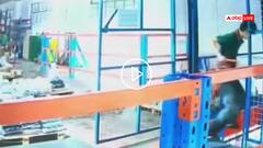 Video: मोबाइल की लत बनी जानलेवा! फोन में बिजी शख्स ऊंचाई से नीचे गिरा, हादसे का CCTV फुटेज वायरल