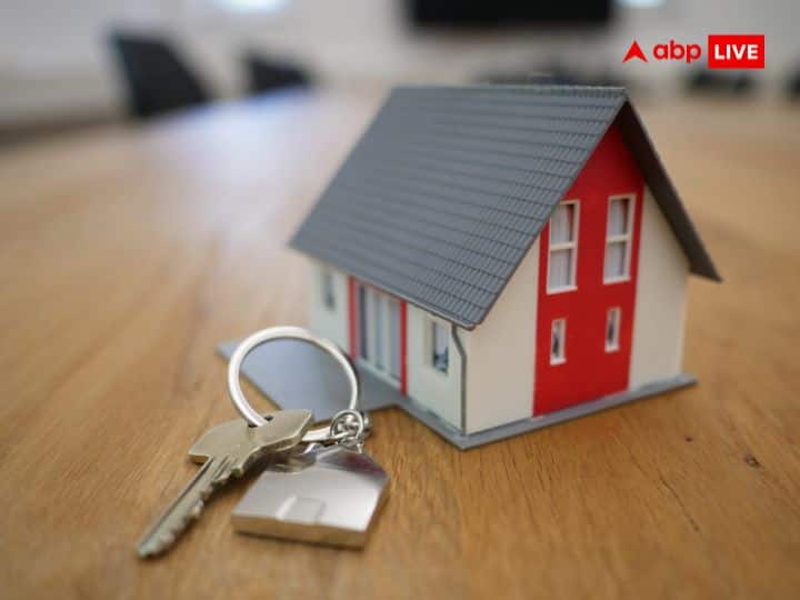 भवन निर्माण के लिए वास्तु शास्त्र में कई नियम बताए गए हैं, जिसका पालन करने पर नकारात्मक ऊर्जा का साया भी नए घर पर नहीं पड़ता और घर निर्माण में किसी प्रकार की बाधा उत्पन्न नहीं होती है.