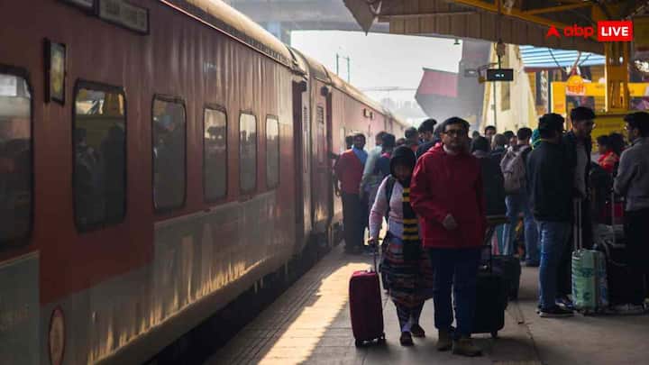 अगर आपकी ट्रेन तय समय से 3 घंटे या उससे ज्यादा लेट चल रही है और आप अब यात्रा नहीं करना चाहते, तो आप पूरा रिफंड पाने के लिए टिकट कैंसिल कर सकते हैं. ध्यान रखें कि यह सुविधा सिर्फ तभी मिलेगी जब आप सफर शुरू करने से पहले टिकट कैंसिल करें.