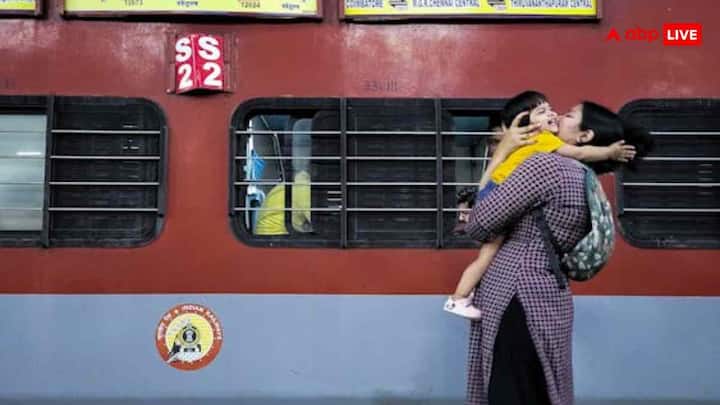 जब आपकी ट्रेन तय समय से 3 घंटे या उससे ज्यादा लेट हो और आपने यात्रा को रद्द कर दिया है, तो कोई कटौती नहीं होगी. आपका पूरा टिकट अमाउंट वापस कर दिया जाएगा. रिफंड सीधे आपके बैंक अकाउंट में भेजा जाएगा. लेकिन रिफंड की प्रक्रिया शुरू करने में कुछ दिन लग सकते हैं, आमतौर पर 7 दिन और अधिकतम 90 दिन तक का समय लग सकता है.