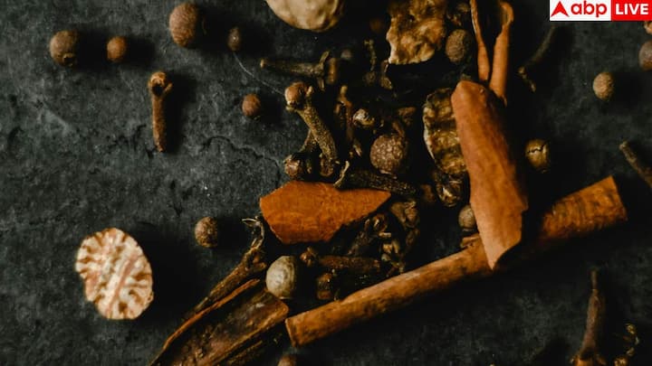 रिसर्च बताते हैं कि लौंग ब्लड शुगर को नियंत्रित करने में भी मदद कर सकती है. यह इंसुलिन की कार्यक्षमता को बेहतर बनाती है और ब्लड ग्लूकोज लेवल को बैलेंस करती है. हालांकि इसे दवा का विकल्प नहीं माना जा सकता, लेकिन यह शुगर के मरीजों के लिए एक सहायक घरेलू उपाय है.