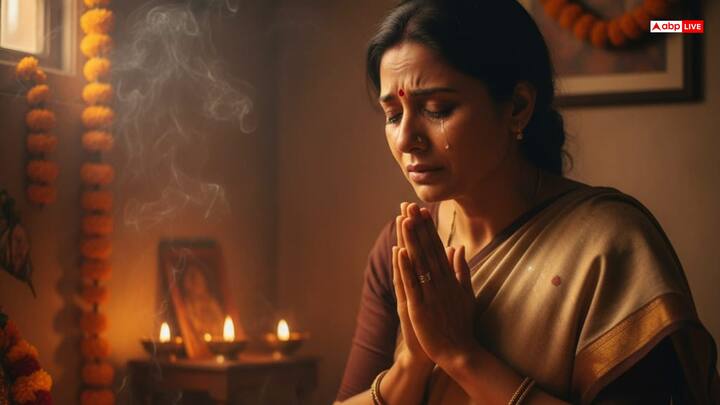 बाबा कहते थे कि अगर पूजा करते समय बिना कारण आंखों से आँसू आने लगें, तो यह बहुत शुभ संकेत होता है. इसका मतलब है कि ईश्वर की कृपा आप पर बरसने वाली है और आपकी मनोकामनाएं पूरी होने के मार्ग पर हैं.