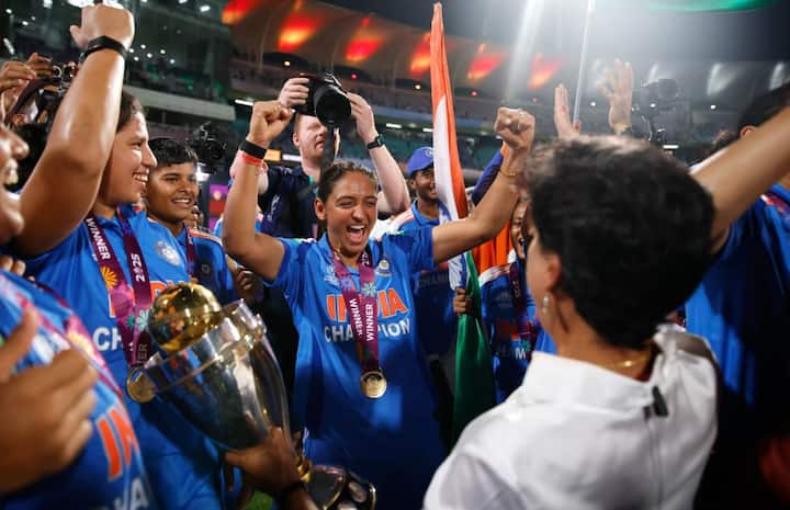 भारत की कप्तान हरमनप्रीत कौर ने टीम इंडिया की दिग्गज खिलाड़ियों को उनके हाथ में ट्रॉफी सौंपी, जिनका सपना भी कभी भारत के लिए वर्ल्ड कप जीतना था.