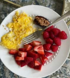 Health Benefits : हेल्दी वाटणाऱ्या पण खरं तर शरीरासाठी घातक सवयी!