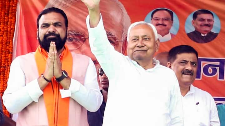 बिहार के वर्तमान मुख्यमंत्री और जेडीयू (JDU) के प्रमुख नीतीश कुमार का जन्म 1 मार्च 1951 को पटना जिले के छोटे से कस्बे बख्तियारपुर में हुआ. उनके पिता कविराज राम लखन सिंह एक आयुर्वेदिक डॉक्टर थे. उन्होंने भारतीय स्वतंत्रता आंदोलन में सक्रिय भागीदारी दी.