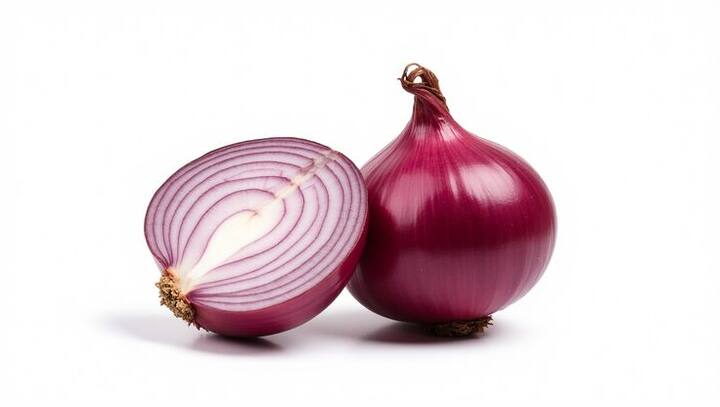 कांदा ही एक सर्वसाधारण वापरली जाणारी भाजी आहे. ती अनेक पदार्थांमध्ये स्वाद वाढवण्यासाठी वापरली जाते.