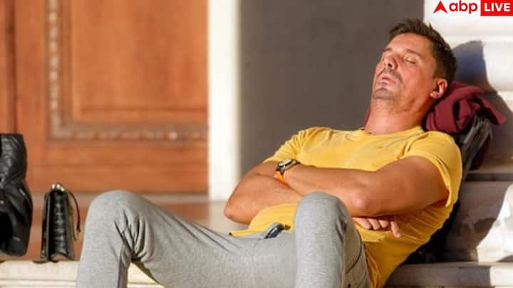 कम नींद के असर तुरंत दिखते हैं. इसमें ध्यान भटकना, मूड खराब रहना, इम्यूनिटी कमजोर होना शामिल है. लंबे समय में इससे हार्ट रोग, मोटापा, डायबिटीज और डिप्रेशन का खतरा बढ़ जाता है.