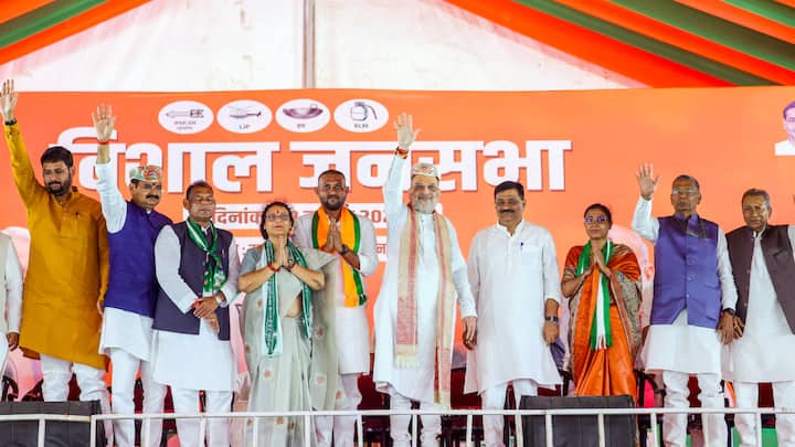 केंद्रीय मंत्री शाह ने कहा कि मोदी के नेतृत्व में भारत सुरक्षित है और उन्होंने यह सुनिश्चित किया कि बिहार से नक्सलवाद का सफाया हो. उन्होंने कहा, ‘‘नक्सल मुक्त बिहार में पहली बार शाम पांच बजे तक मतदान होगा, जबकि राजद-कांग्रेस के शासन में माओवादियों के भय के कारण मतदान अपराह्न तीन बजे ही समाप्त हो जाता था.’’