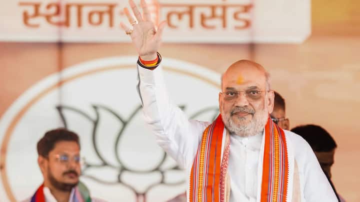 कांग्रेस पर कटाक्ष करते हुए शाह ने दावा किया ‘‘पहले आतंकवादियों को बिरयानी परोसी जाती थी, लेकिन प्रधानमंत्री नरेंद्र मोदी के नेतृत्व वाली सरकार ने पहलगाम हमले के 10 दिन के भीतर ‘ऑपरेशन सिंदूर’ चलाकर आतंकियों का खात्मा कर दिया गया.’’उन्होंने कहा, ‘‘भविष्य में पाकिस्तान के खिलाफ होने वाले सैन्य अभियानों में बिहार के प्रस्तावित रक्षा गलियारे में बनने वाले विस्फोटक इस्तेमाल किए जाएंगे.’’