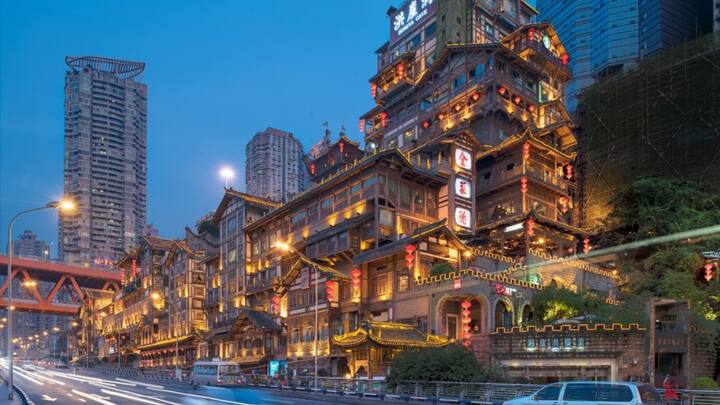 यह शहर चीन के दक्षिण-पश्चिम में यांग्त्जे और जियालिंग नदियों के संगम पर बसा है. यहां की सबसे बड़ी खासियत है मोनोरेल ट्रेन जो इमारत के अंदर से गुजरती है. जी हां! लिजिबा स्टेशन (Liziba Station) नामक जगह पर ट्रेन सीधे एक बिल्डिंग के बीच से होकर निकलती है और हैरानी की बात यह कि वहां के लोग शिकायत नहीं करते, बल्कि ये अब उनकी पहचान बन चुकी है.