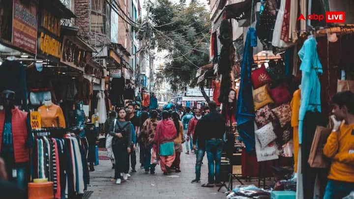 Lajpat Nagar Market is great for those who like both ethnic and western clothes. Here you will find hot suits, kurtis, shirts, pants and many other designed clothes. There is also a good range of thermal wear, sweaters, cardigans and woolen shawls. The specialty of this market is that there are options for every budget.