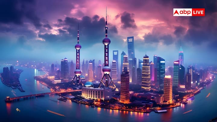 China 8D City: चीन का एक शहर ऐसा है जहां ट्रेनें पहाड़ों के आर-पार निकलती हैं, सड़कें एक-दूसरे के ऊपर से गुजरती हैं और इमारतें आसमान को छूती हैं. इसे 8डी सिटी कहा जाता है.