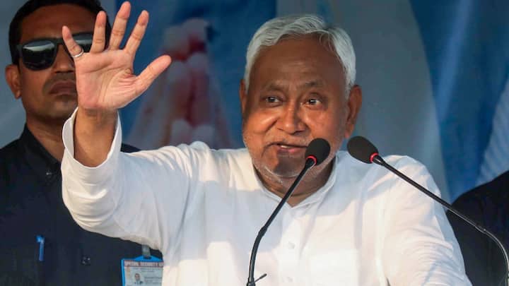 नीतीश कुमार ने श्री गणेश हाई स्कूल से हाई स्कूल की परीक्षा शानदार अंकों से पास की और अपनी कक्षा के टॉपरों में रहे. इसके बाद उन्होंने पटना साइंस कॉलेज में प्रवेश लिया, जहां उन्होंने गणित और विज्ञान में गहरी रुचि दिखाई.