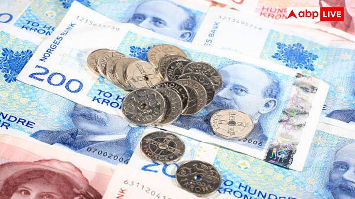 क्रोम को 100 ओरे में बांटा गया है. हालांकि ओरे के सिक्के 2012 से बंद कर दिए गए हैं और अब सिर्फ इलेक्ट्रॉनिक रूप में ही उपलब्ध हैं. हाल के समय में प्रचलन में 1,5 10 और 20 क्रोनर के सिक्के हैं. इसी के साथ बैंक नोट में 50, 100, 200, 500 और 1000 क्रोनर मूल्य वर्ग में उपलब्ध हैं.