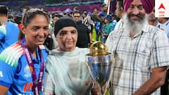 কপিল, ধোনি, রোহিতের সঙ্গে একই সারিতে, বিশ্বকাপ হাতে নিয়ে কী বললেন হরমনপ্রীত?