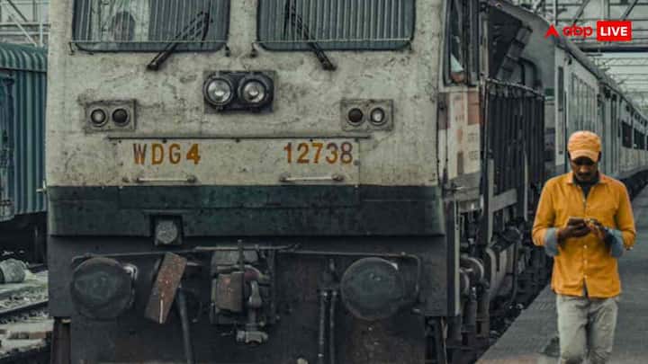 TDR फाइल करने का प्रोसेस IRCTC वेबसाइट या मोबाइल ऐप पर बहुत आसान है. IRCTC की वेबसाइट या मोबाइल ऐप पर लॉगिन करें, Services टैब में जाकर File TDR ऑप्शन चुनें, My Transactions में जाएं और जिस टिकट का रिफंड चाहते हैं, उसे सिलेक्ट करें और कारण चुनें. इसके बाद सबमिट बटन दबाएं और रिक्वेस्ट भेज दें.