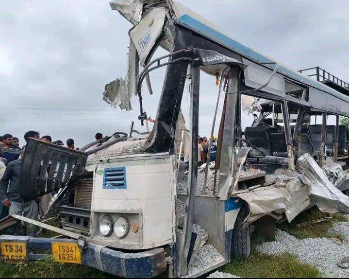Chevella Accident Tragedy: దయలేదా దేవుడా..! చేవెళ్ల రోడ్డు ప్రమాదంలో ముగ్గురు అక్కాచెల్లెళ్లు మృతి