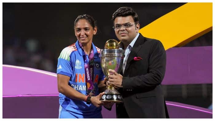 दरम्यान, आयसीसीचे अध्यक्ष जय शाह (Jay Shah) यांच्याकडून भारतीय महिला संघाची कर्णधार हरमनप्रीत कौरला विश्वचषकाची ट्रॉफी देण्यात आली.