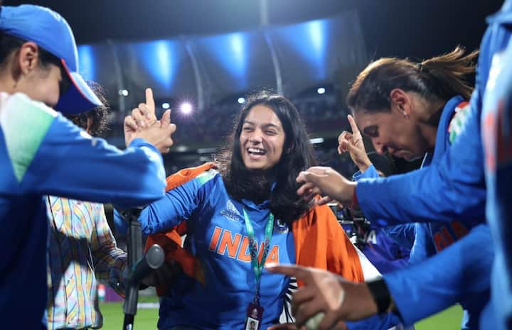 वर्ल्ड कप सेमीफाइनल मुकाबले से पहले भारत की ओपनिंग बल्लेबाज प्रतिका रावल चोटिल हो गई थीं. प्रतिका ने इस पूरे टूर्नामेंट में शानदार प्रदर्शन किया. टीम इंडिया की जीत पर प्रतिका भी व्हीलचेयर से खड़े होकर नाचती नजर आईं.
