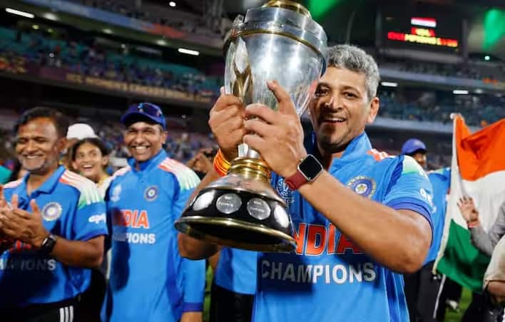 ટીમ ઈન્ડિયાના કોચ અમોલ મઝૂમદારે ભારતની જીતમાં મહત્વપૂર્ણ ભૂમિકા ભજવી હતી. ફાઇનલ જીત્યા બાદ હરમનપ્રીત કૌરે કોચના પગ સ્પર્શ કરીને તેમને વર્લ્ડ કપ ટ્રોફી સોંપી હતી.