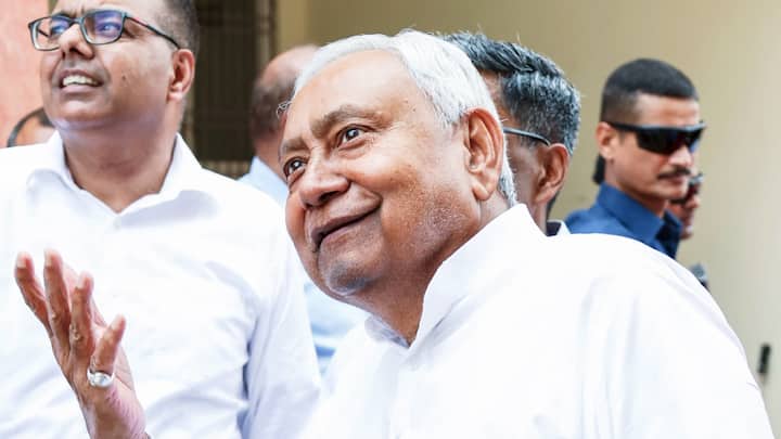 मुख्यमंत्री बनने के बाद नीतीश कुमार ने शिक्षा को विकास की नींव माना. उन्होंने हर बच्चा पढ़े, बिहार बढ़े के नारे के साथ कई योजनाएं शुरू कीं, जिनमें मुख्यमंत्री कन्या उत्थान योजना, साक्षरता मिशन और साइकिल योजना प्रमुख हैं.